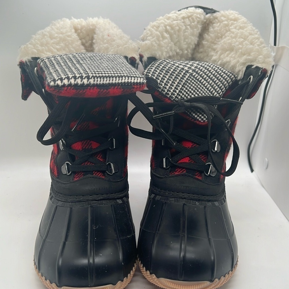 Maurices rubber boots never worn size 6 1/2